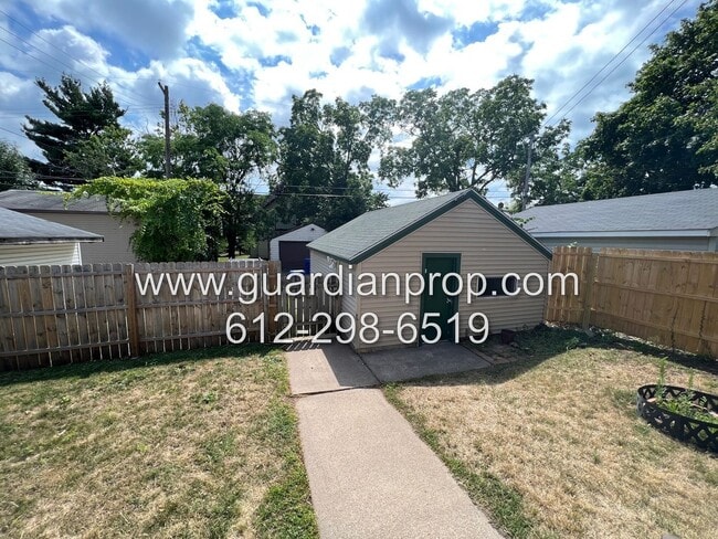 Building Photo - House Available Now, Updated Kitchen & Bath, Lofted Upstairs, Fenced Yard, Garage, Central A/C