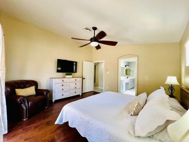 Building Photo - Fully furnished Rental Available Now