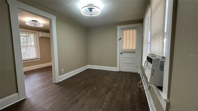 Building Photo - 404 E North St