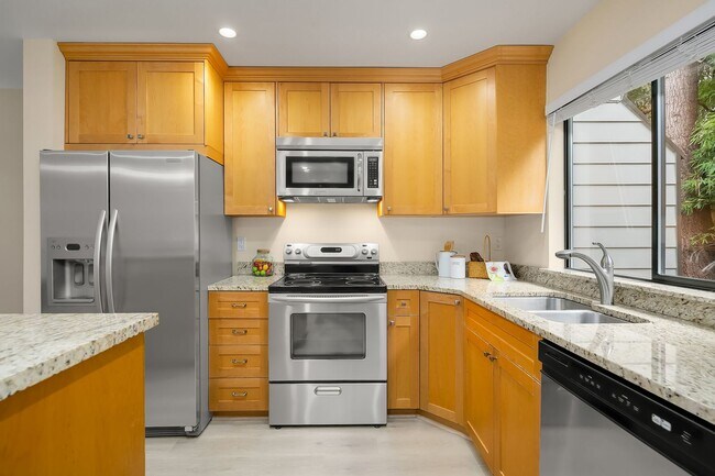 Building Photo - Fantastic location in the heart of downtown Kirkland!