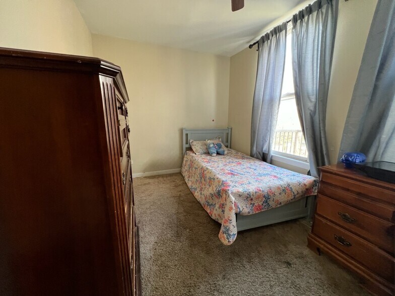 Building Photo - 556 E 32nd St