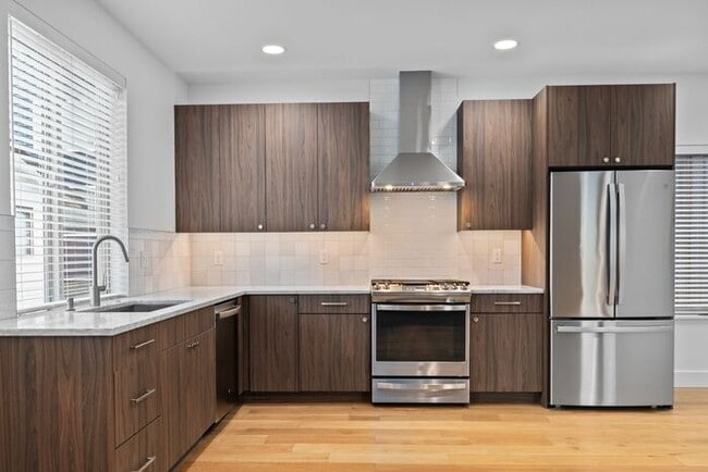 Building Photo - Stunning Ultra-Modern Central District Tow...