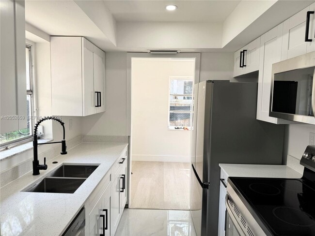 Building Photo - 890 SW 28th St