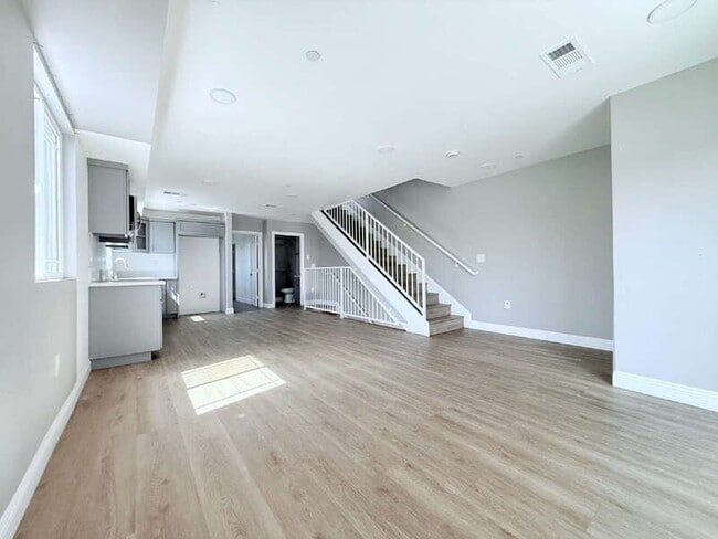 Building Photo - 1731 E 68th St