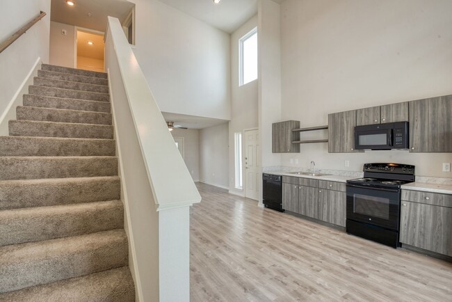 Building Photo - Miramonte Single Living