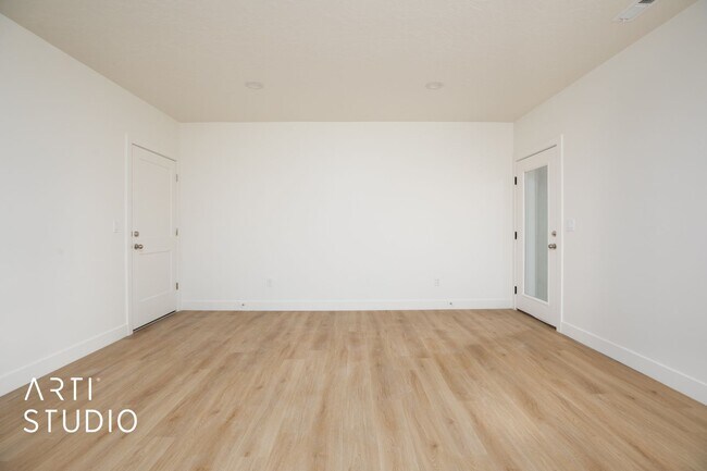 Building Photo - Orem Basement Apartment