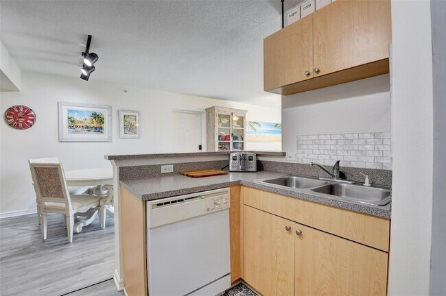 Building Photo - 704 Villa Cir