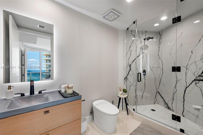 Building Photo - 16001 Collins Ave