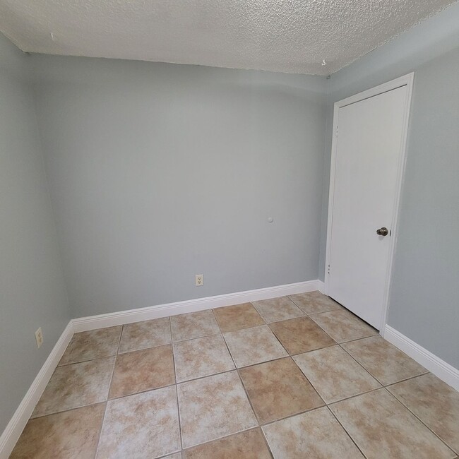 Building Photo - Charmin 3/1 Duplex In Groveland FL