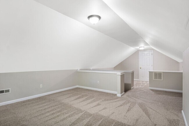 Building Photo - Beautifully Refreshed 4 Bedroom 3 Bath Col...
