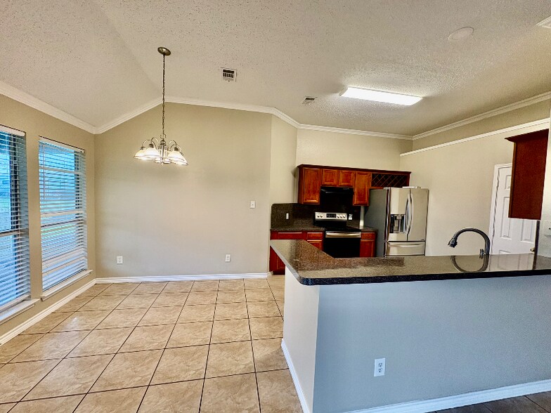 Building Photo - 385 Westward Dr