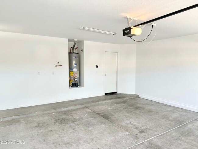 Building Photo - 13927 W Port Royale Ln