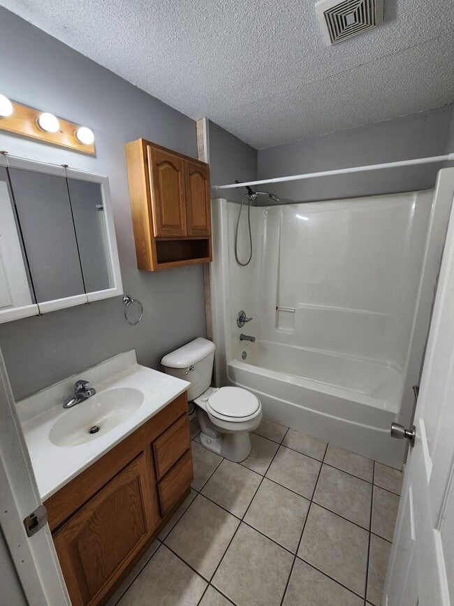 Building Photo - Beautiful 4 bed 2 bathroom house