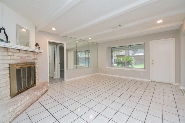 Building Photo - 9334 Golden Wood Ln