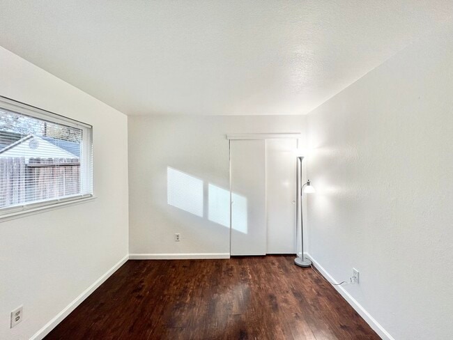 Building Photo - Spacious and recently remodeled 2 bedroom 1 bathroom duplex!