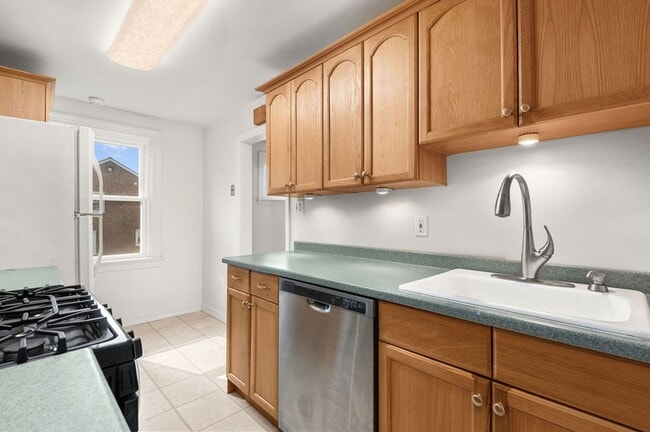 Building Photo - FIRST MONTH FREE* Twin home with new carpe...