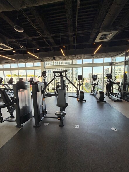 Building Photo - 237 NE 33rd St