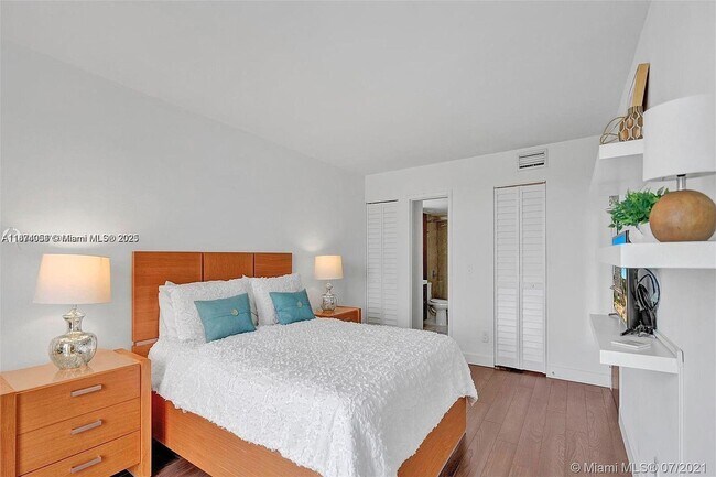 Building Photo - 13499 Biscayne Blvd