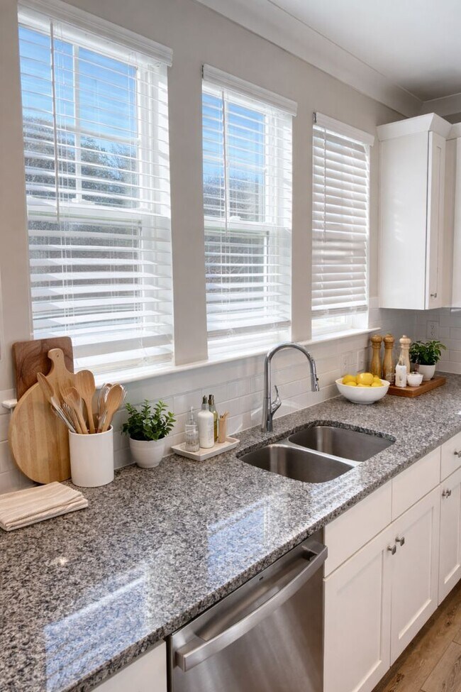 Building Photo - End-Unit Townhome w/3BR + 2-Car Garage + Balcony