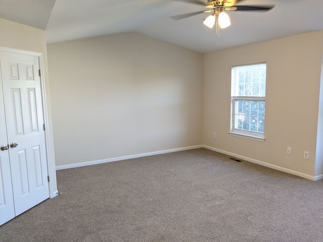 Building Photo - Recently renovated townhome in Ballenger C...