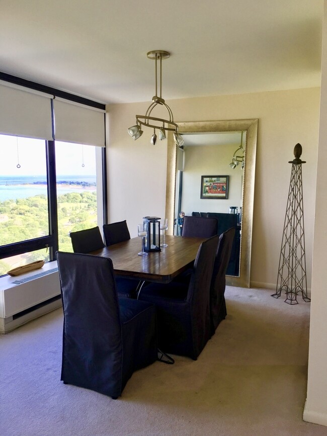 Building Photo - 5445 N Sheridan Rd