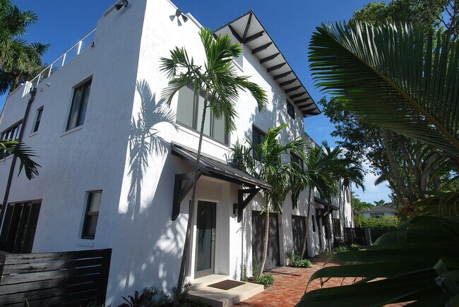 Building Photo - 1121 Bel Air Dr