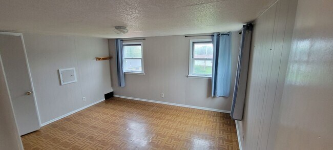 Building Photo - AVAILABLE AUGUST 15th - 4 Bed 3 Bath w/ Spacious Back Deck - SHORT TERM LEASE TILL END OF APRIL