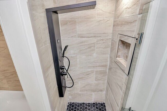 Building Photo - Beautifully Renovated 3BD/1BA Ranch in Seneca Park!