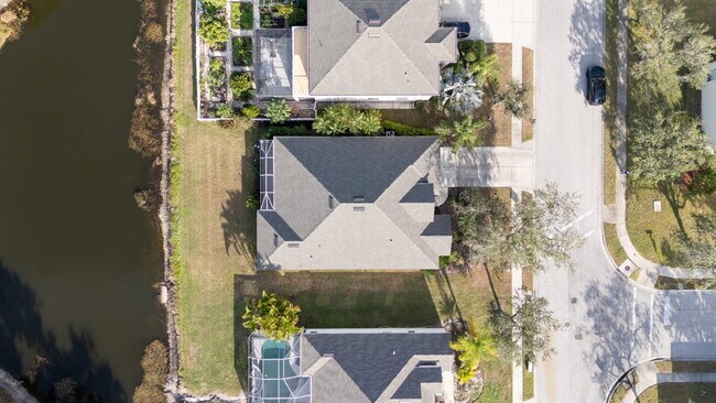 Building Photo - "Spacious 3-Bedroom Oasis with 2 Baths and 2,287 Sq Ft in Bradenton!"