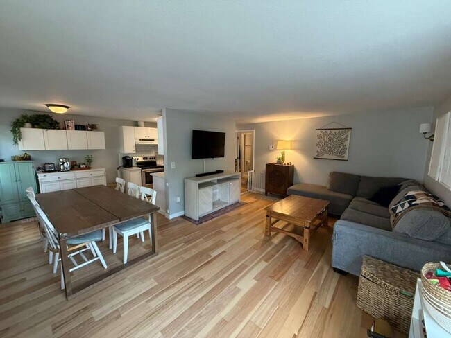 Building Photo - 2 Bedroom 2 Bathroom + Parking and Storage!