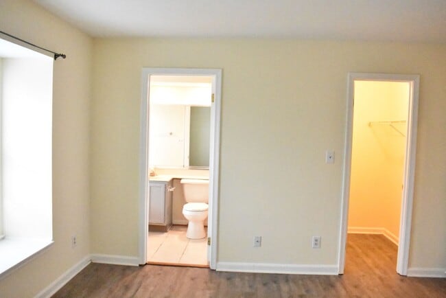 Building Photo - A Great Fairview Commons Townhome!