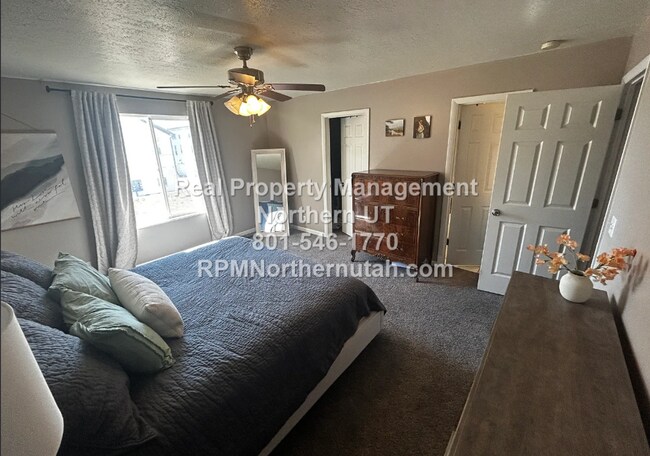 Building Photo - Large 5 bedroom home coming available in Layton