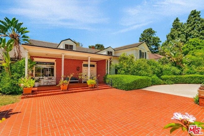 Building Photo - 701 Sierra Dr