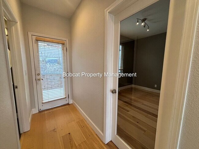 Building Photo - 1320 Thompson St