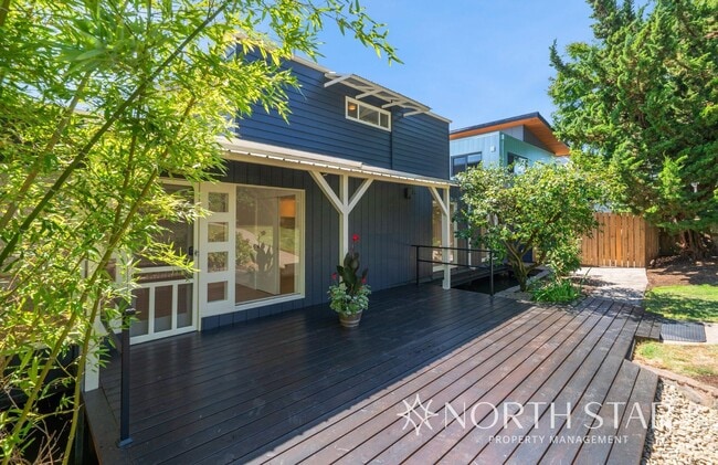 Building Photo - Newly renovated stunning lakefront home.