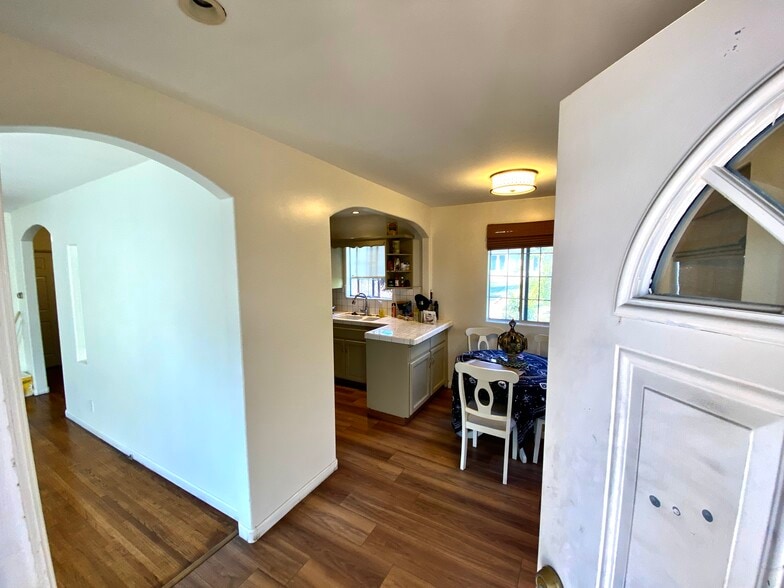 Building Photo - 1653 1/2 Maltman Ave