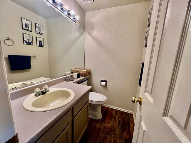 Building Photo - Beautifully Updated Home In Desirable Hend...