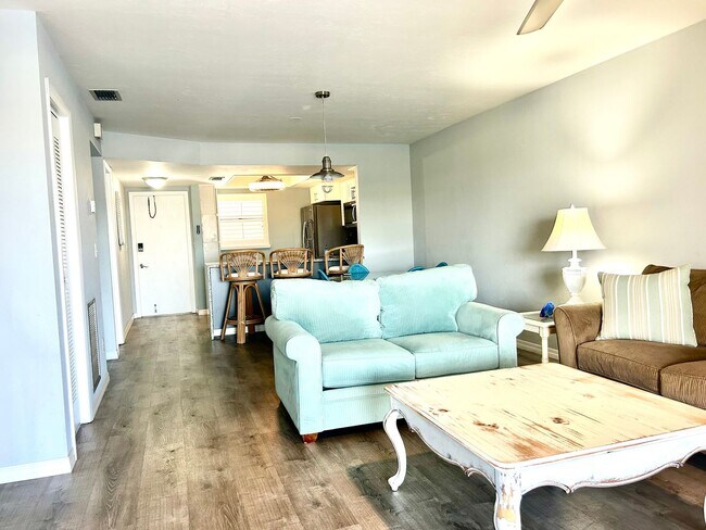 Building Photo - 2/2 Beautifully Remodeled, Furnished, With...