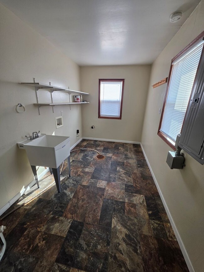 Building Photo - 3 Bed | 2 Bath | 2 Car Garage | Fully Fenced Yard