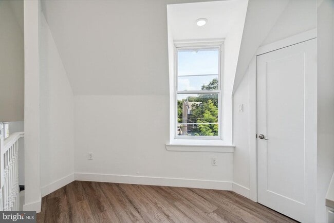 Building Photo - 5164 Ridge Ave
