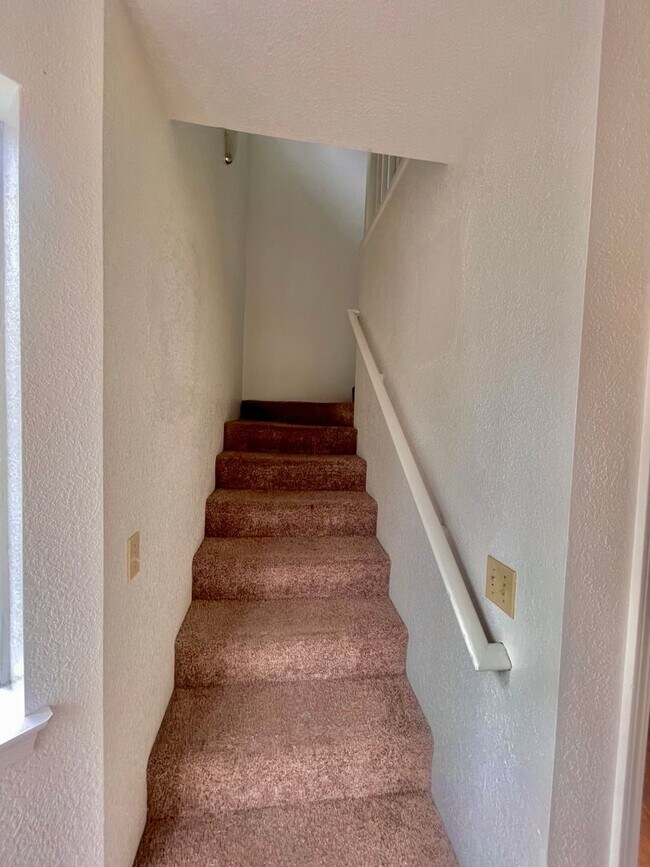 Building Photo - 1747 Siskiyou Blvd