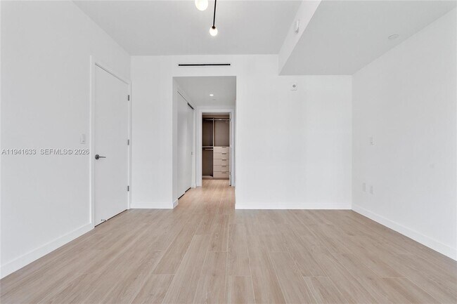 Building Photo - 9901 W Bay Harbor Dr