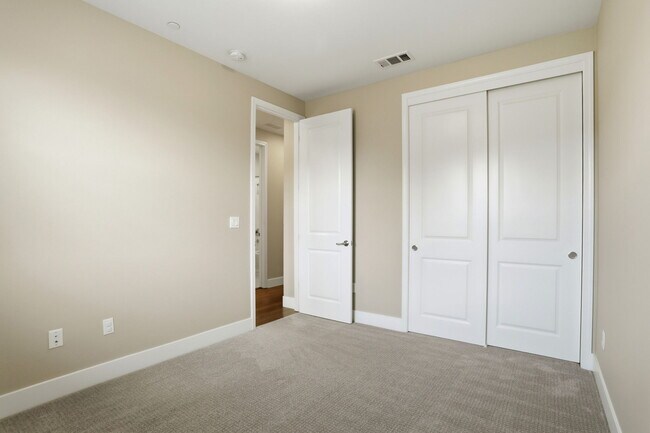 Building Photo - 621 Cinnamon Cir