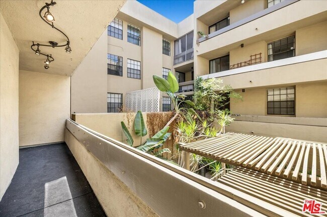Building Photo - 740 Kings Rd