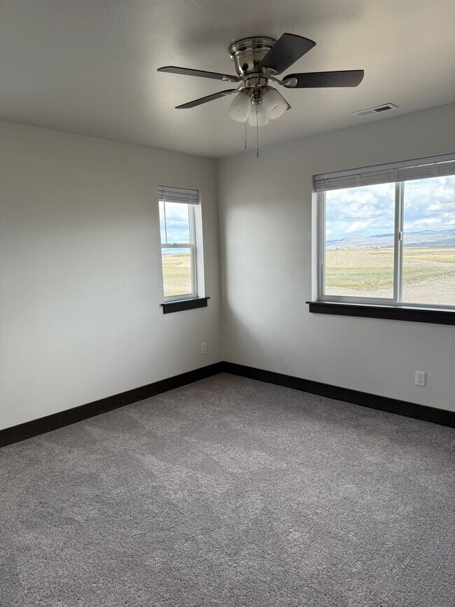 Building Photo - 3 Bed 2.5 Bath with double attached garage in Belgrade