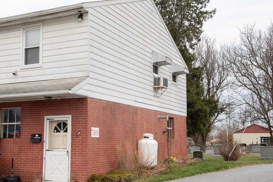 Building Photo - 267 E Main St