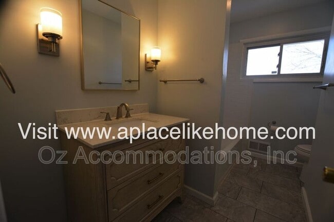 Building Photo - 4340 W 51st St