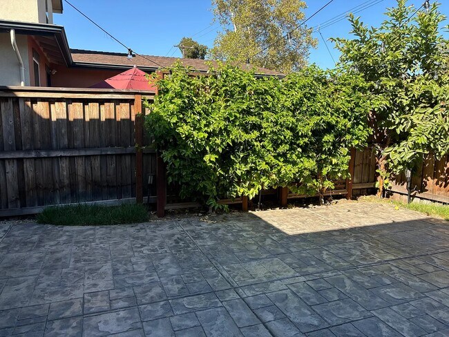 Building Photo - 3281 Crocker Dr