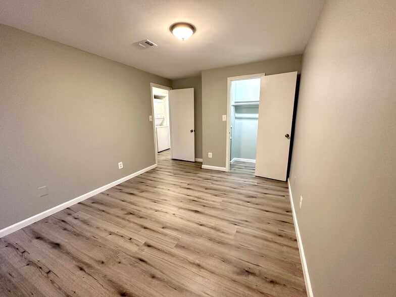 Building Photo - 3358 Huntley Square Dr