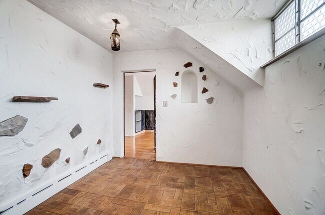 Building Photo - 2881 Observatory Ave